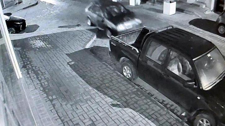 Alkollü sürücünün otomobille park halindeki araçlara çarptığı kaza kamerada