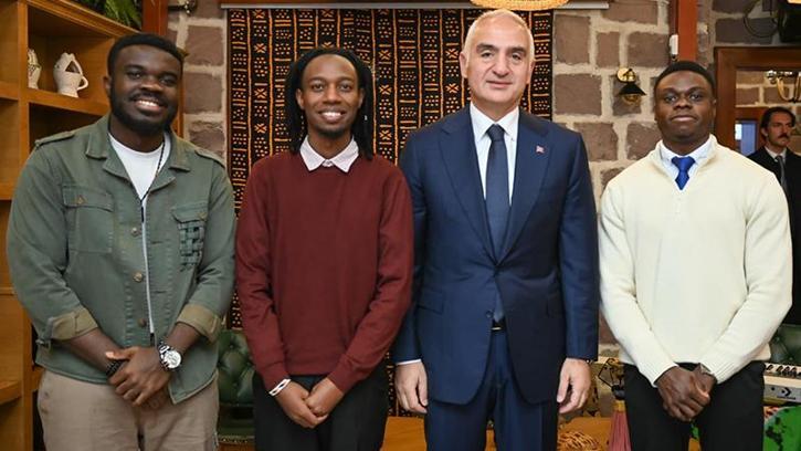 Bakan Ersoy, Afrika Kültür Evi'ni ziyaret etti