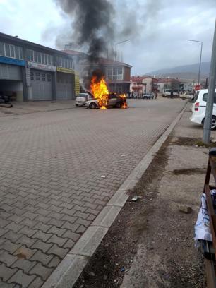 Otomobilin alev alev yandığı anlar kamerada