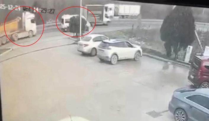 Hafriyat kamyonunun çarptığı karavan şarampole yuvarlandı / Ek fotoğraflar