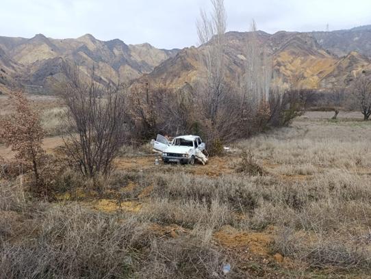 Sivas'ta otomobil şarampole devrildi: 1 ölü, 2 yaralı