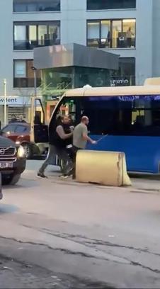 İstanbul - Kadıköy’de trafikteki sopalı kavga kamerada