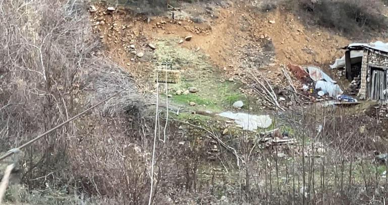 Hayvanları için ilkel teleferik sistemi kurdu