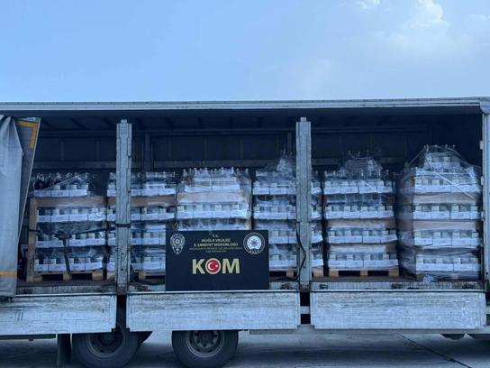 Kamyonet kasasında 4 bin 737 litre sahte içki ele geçirildi