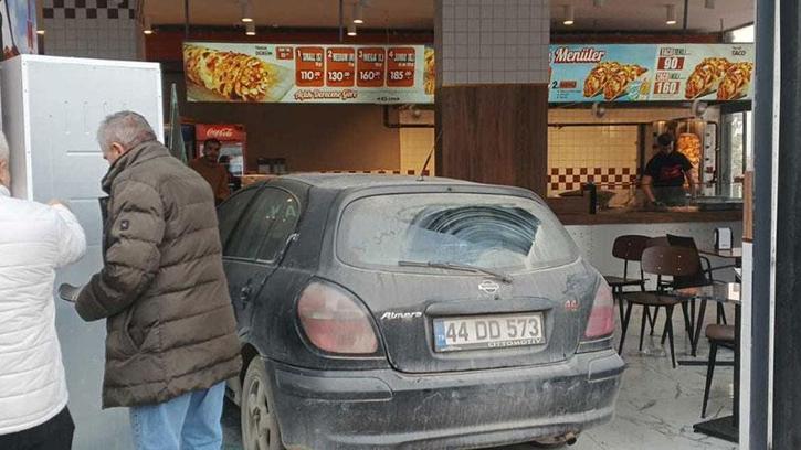 Otomobil döner salonuna girdi; o anlar kamerada