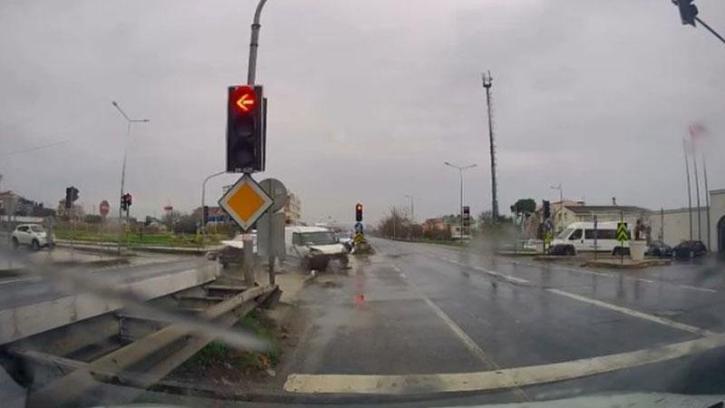Büyükçekmece'de kırmızı ışık ihlali kazaya neden oldu; çarpışma kamerada