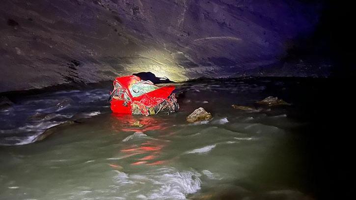 Hakkari'de hafif ticari araç Zap Suyuna yuvarlandı; 1 yaralı