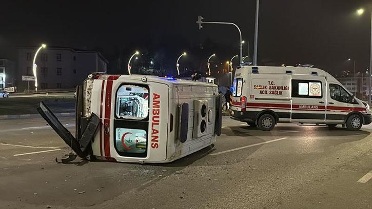 Otomobil ile çarpışan ambulans devrildi; 3 sağlık personeli yaralı