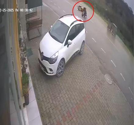Motokurye, kendisine saldıran sokak köpeğinden kaçarken kaza yaptı