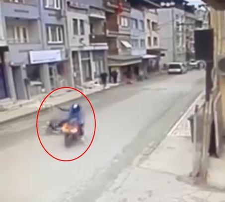 Yayaya çarpan motosikletli kaza sonrası kaçtı; o anlar kamerada