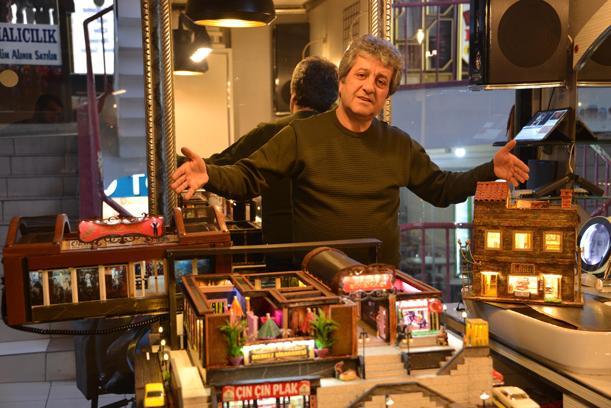 Pandemide maket yapımını öğrendi, 25 bin objeyle çocukluğunun geçtiği sinema ve çevresini ortaya çıkardı