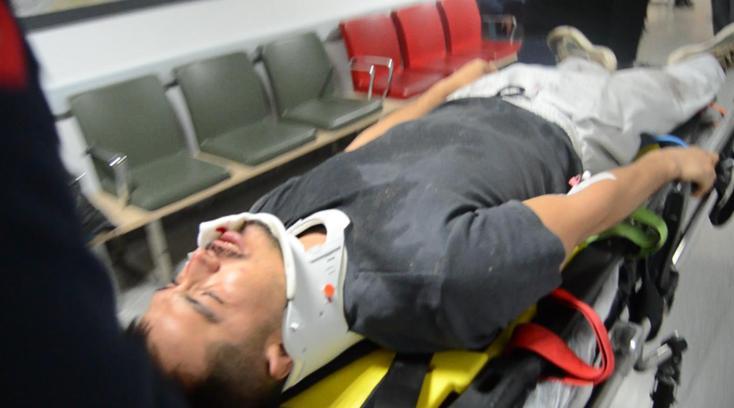 Anahtarı unuttuğu eve balkondan girmek isterken düşüp, yaralandı