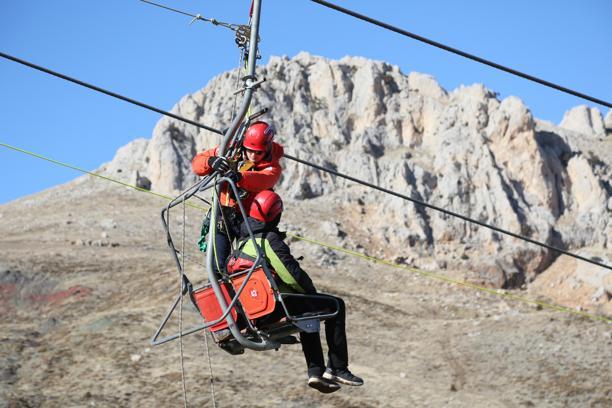 Antalya'da nefes kesen tatbikat; teleferikte mahsur kalanlar kurtarıldı