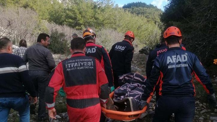 Kayalıklardan düşüp mahsur kalan çoban, kurtarıldı