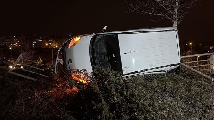 Hafif ticari araç ile otomobil çarpıştı; 3 yaralı