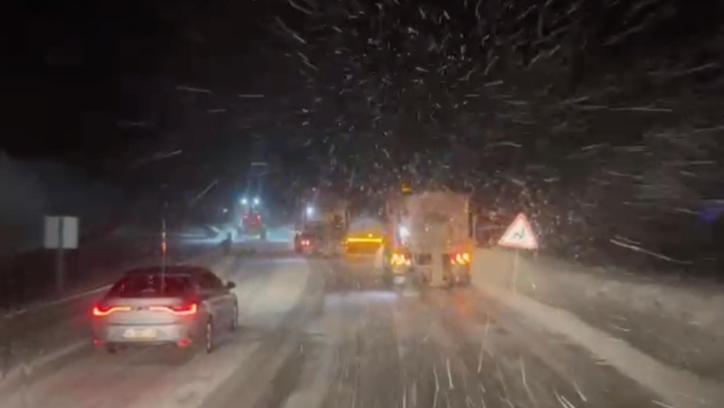 Karayolları ekipleri, geçitleri ulaşıma açık tutmak için çalışıyor