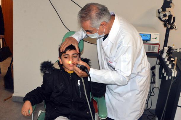 Kaşıntı şikayetiyle hastaneye giden Emirhan'ın burnundan çekirdek ve pipet parçası çıktı