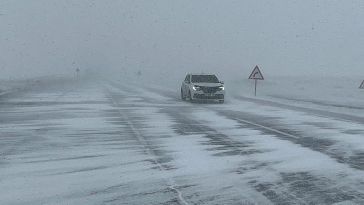 Ardahan’da kar yağışı ulaşımı etkiledi