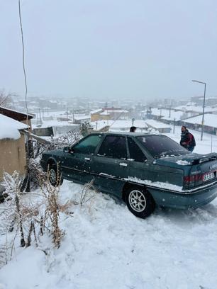 Yüksekova'da kar yağışı etkili oldu (2)