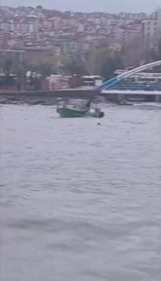 Ereğli’de fırtınada sürüklenen tekne köprüye çarptı