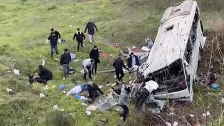 Esenyurt'ta servis minibüsü şarampole yuvarlandı; 5 ölü, 6 yaralı