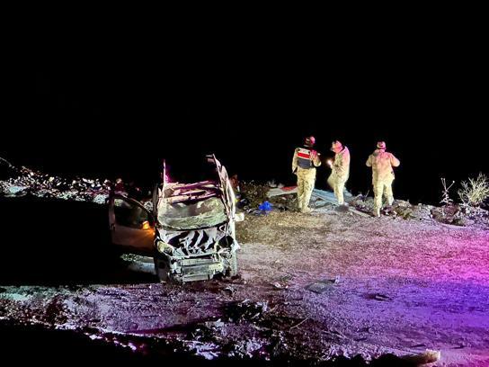 Buzlanan yolda hafif ticari araç şarampole yuvarlandı; 1’i ağır 2 yaralı