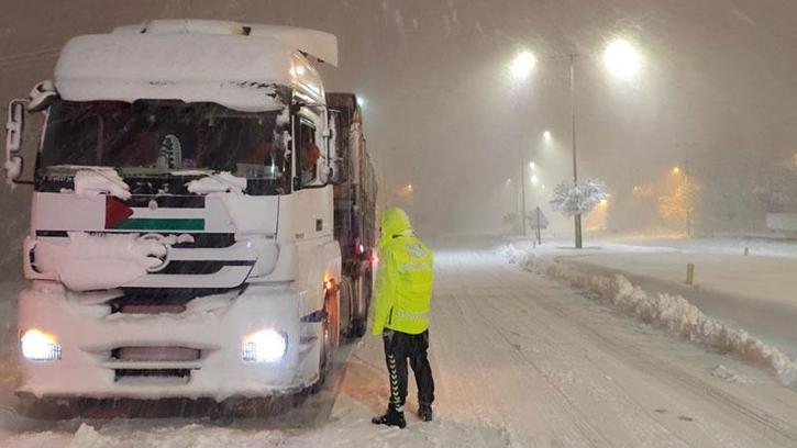 Bitlis’te yoğun kar yağışı nedeniyle bazı yollar ağır vasıta trafiğine kapatıldı