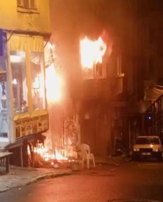 İstanbul -Beyoğlu'nda 2 kişinin dumandan etkilendiği yangındaki patlamalar kamerada
