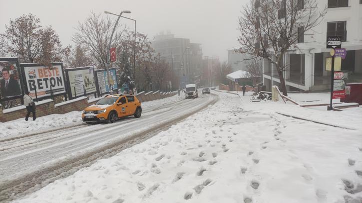 Şırnak’ta kar yağışı sırasında apartmana yıldırım düştü (2)