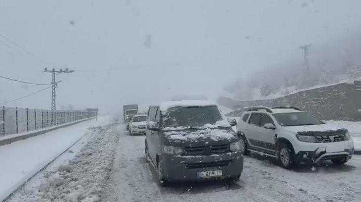 Bingöl’de 20 köy yolu kardan kapandı