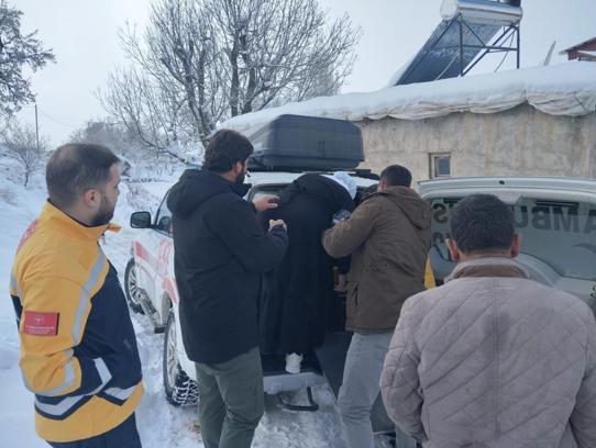 Yolu kapanan köyde iç kanama geçiren kadın, ekipler tarafından hastaneye ulaştırıldı