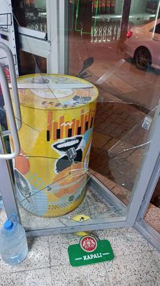 Alkollü kadın marketin camını ve dükkandaki içki şişelerini kırdı