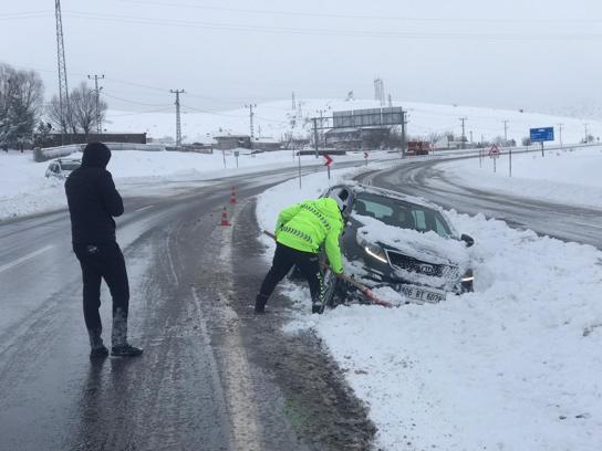 Bitlis’te kar nedeniyle 290 köy yolu ulaşıma kapandı (2)