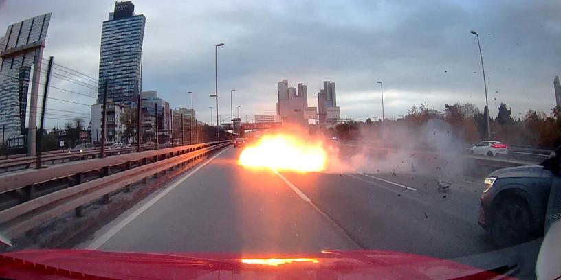 İstanbul - Şişli’de makas atan sürücü bariyerlere çarptı; alev alan aracın motoru yola fırladı