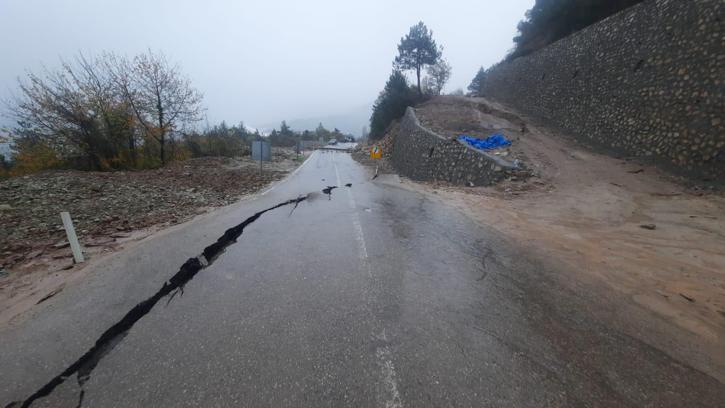 Cide-Bartın kara yolu, heyelan nedeniyle ulaşıma kapatıldı