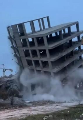 Gaziantep’te ağır hasarlı 8 katlı bina yıkıldı; o anlar kamerada