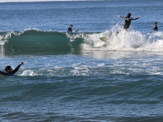 Hatay'da güneşli havanın keyfini sörf yaparak çıkardılar