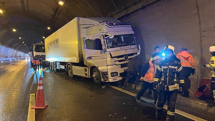 Tünelde otomobil, TIR ile duvar arasında sıkıştı; ulaşım aksadı