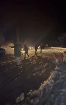 Oylat Kaplıcaları yolu kar nedeniyle kapandı, araçlar mahsur kaldı