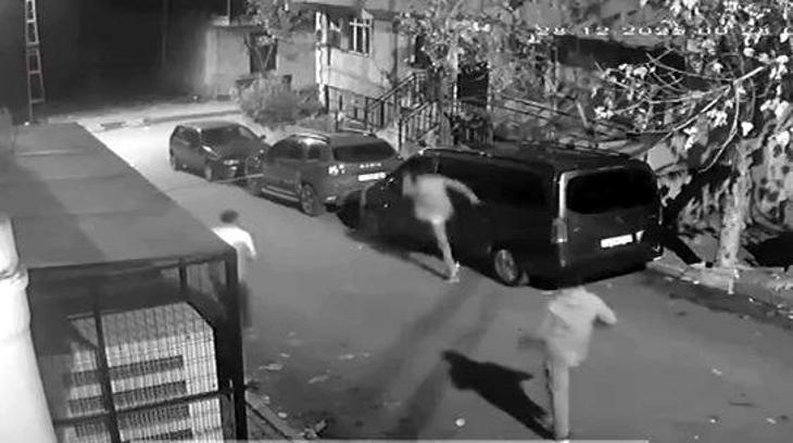 İstanbul - Avcılar'da park halindeki araçların aynalarını kıran kişiler kamerada