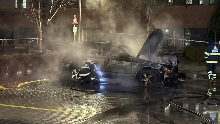 Hastane otoparkında 2 otomobil yandı