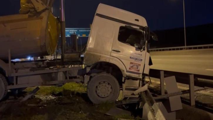 İstanbul - Başakşehir'de dorsesi açık kalan kamyon bariyerlere çarptı; şoförü ağır yaralandı