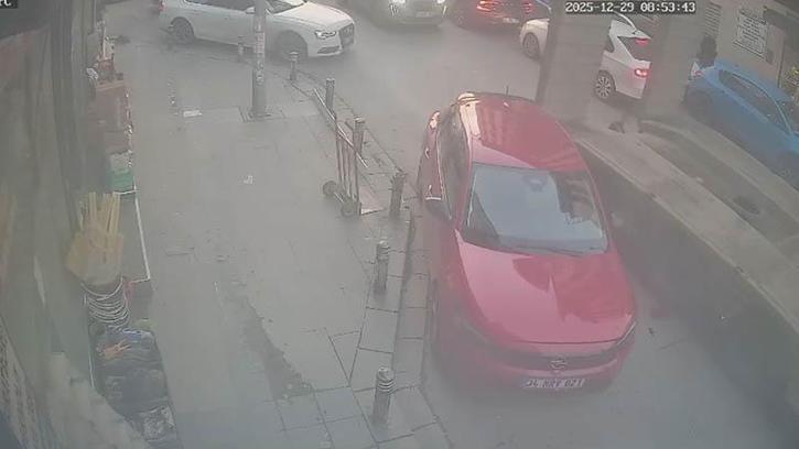 Küçükçekmece'de park halindeki otomobile TIR çarptı; kaza kamerada