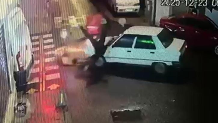 Kazadan sonra yerde yatan sürücüyü kontrol edip olay yerinden kaçtı; o anlar kamerada