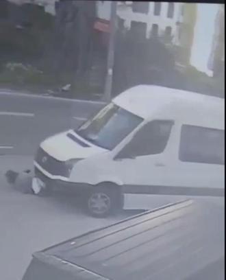 Servis minibüsünün kadına çarpıp, sürüklediği kaza kamerada