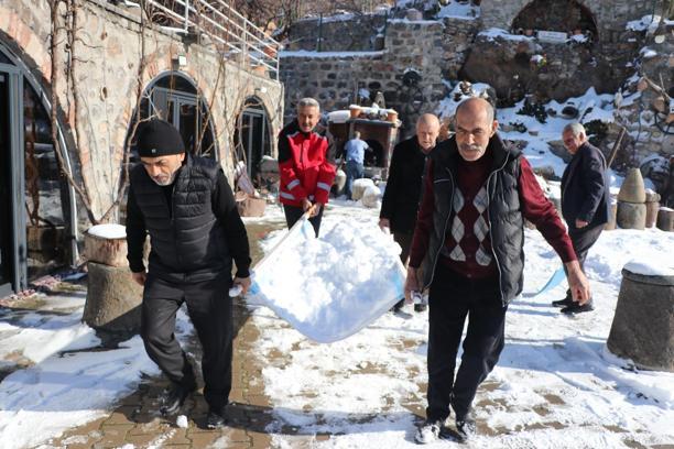 Yazın serinleyebilmek için sürdürdükleri 5 asırlık gelenekte, ilk karlar kuyulara atıldı / Ek fotoğraflar