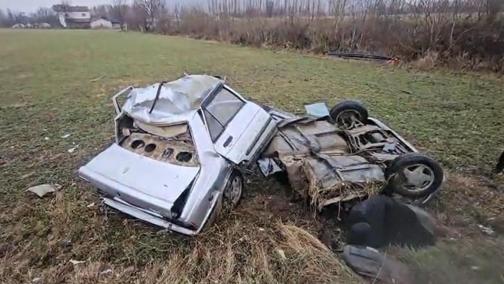 Ağaca çarpan otomobil ikiye bölündü; 1 ağır yaralı