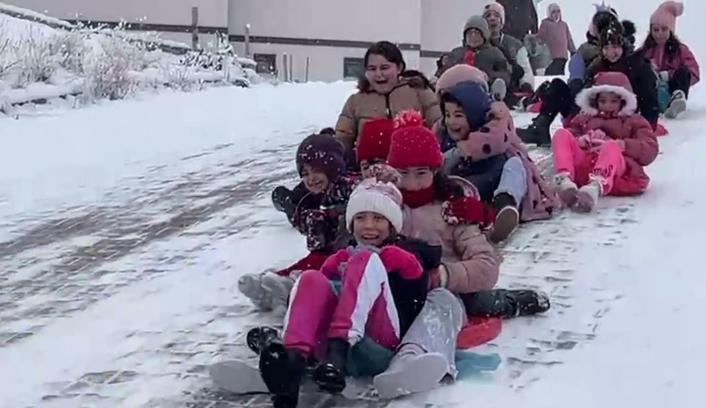 Artvin’de çocuklar karın keyfini çıkardılar