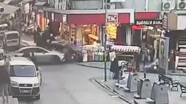 Eminönü'nde otomobilin motosiklete ve yayalara çarptığı kaza kamerada; 4 yaralı