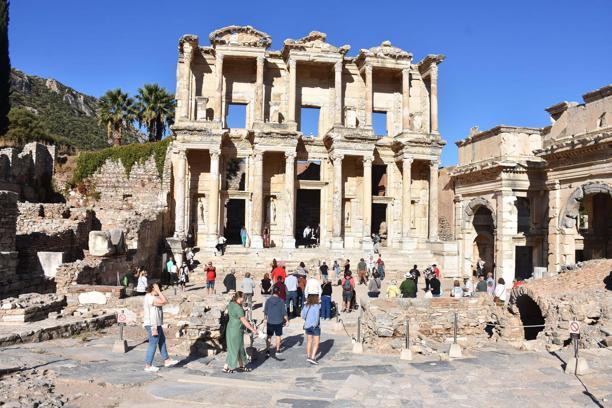 Efes Antik Kenti 2025 yılında 2 milyon 550 bin 458 kişi ile en çok ziyaretçiyi ağırladı